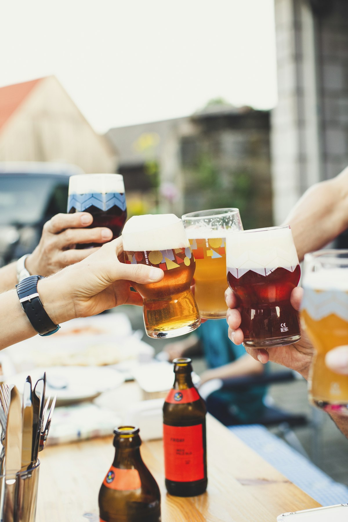 ビールで乾杯する様子